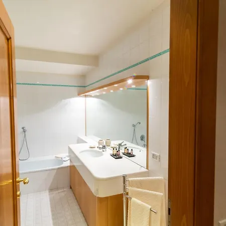 Curti לינה וארוחת בוקר 4*